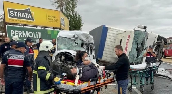 Tekirdağ'da feci kaza! Kamyonet ile minibüs çarpıştı